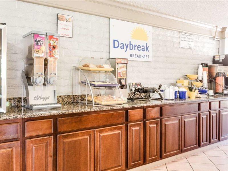Days Inn By Wyndham Birmingham/West מראה חיצוני תמונה