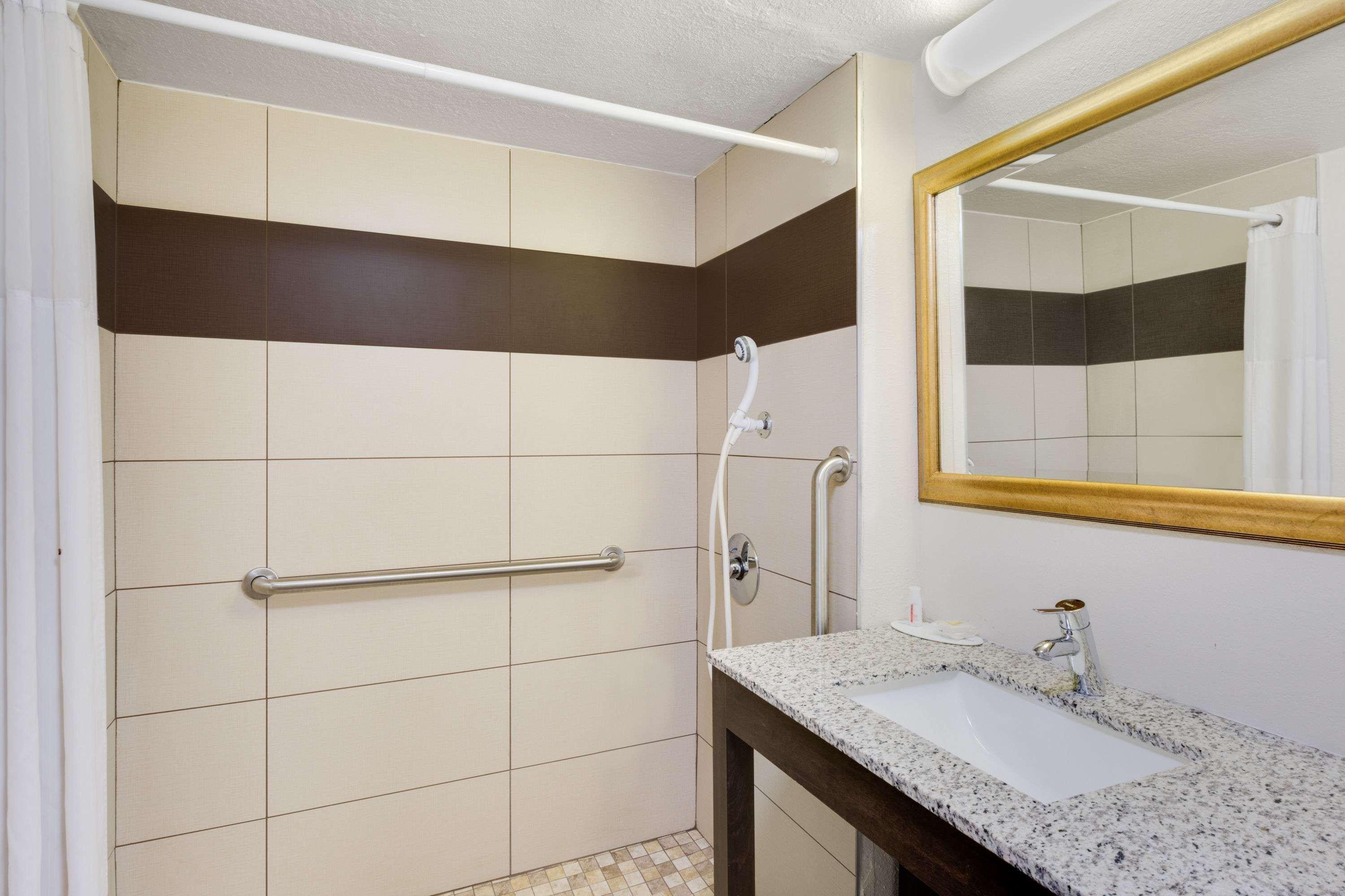 Days Inn By Wyndham Birmingham/West מראה חיצוני תמונה