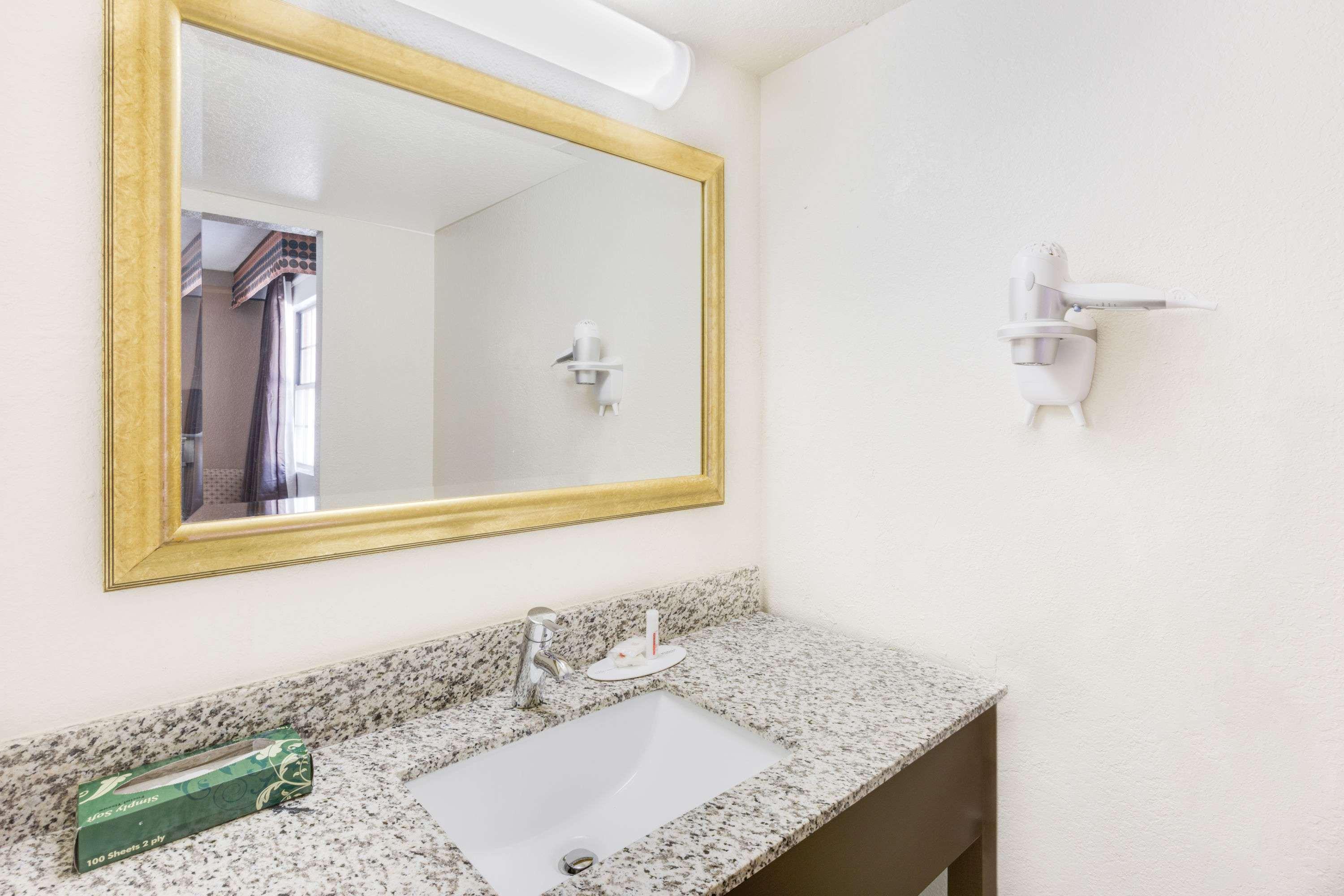 Days Inn By Wyndham Birmingham/West מראה חיצוני תמונה