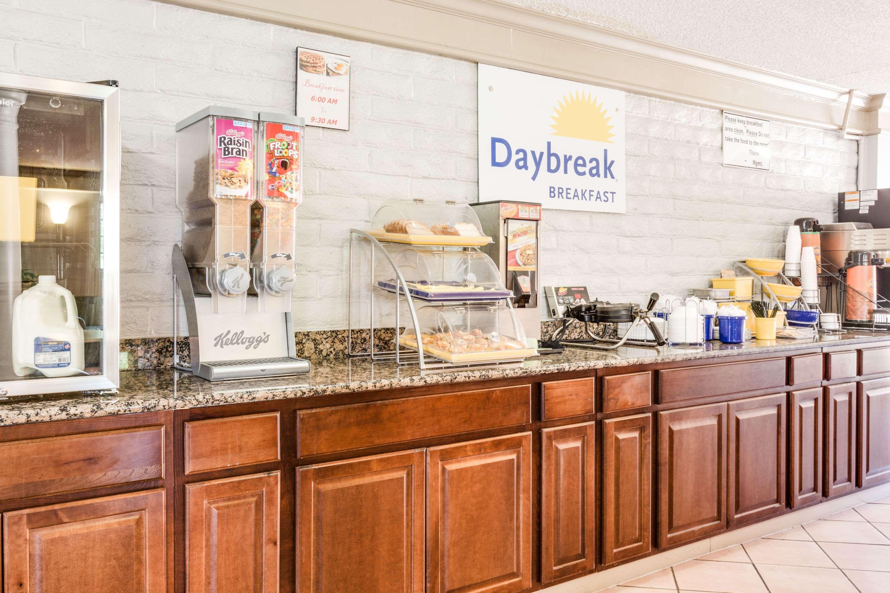 Days Inn By Wyndham Birmingham/West מראה חיצוני תמונה