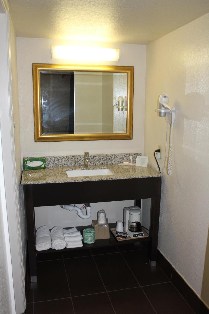 Days Inn By Wyndham Birmingham/West מראה חיצוני תמונה